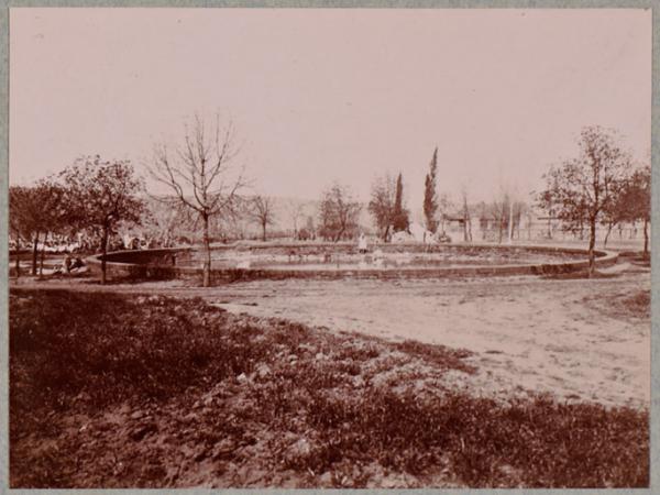Les Eaux-Chaudes : la piscine vue de plus près, sur le bord Arabes se baignant (Image de propagande coloniale)