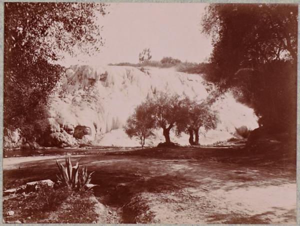 Hammam-Meskoutine. La grande source formant une très belle cascade ; l'eau presque bouillante creuse des ravinements dans cet énorme bloc de dépôts (Image de propagande coloniale)