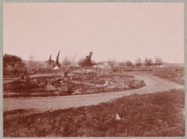 Les Eaux-Chaudes. Au premier plan, au delà de la route, ruines d'établissements successivement élevés sans résultat, dans le fond la piscine (Image de propagande coloniale)