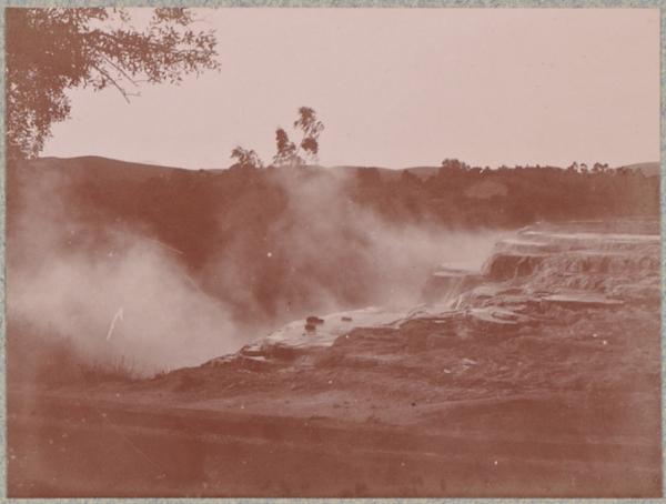 Hammam-Meskoutine. La grande source ; à droite partie gauche de la photographie suivante [n° 69] (photographie prise à la tombée du jour par un vent assez fort) (Image de propagande coloniale)