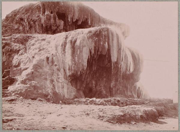 Bou-Hadjar. Le rocher de la source montrant l'importance du dépôt calcaire. A droite la conduite qui mène l'eau minérale à l'infirmerie indigène (Image de propagande coloniale)
