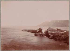 Mers-el-Kébir. Dans le fond, au-dessus du phare, Oran. (Image de propagande coloniale)