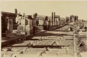 Ruines romaines de Thamugadi. [Timgad]. Voie triomphale (Image de propagande coloniale)