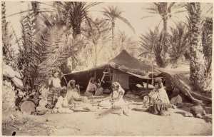 [Campement avec femmes et enfants préparant le repas et un métier à tisser] (Image de propagande coloniale)