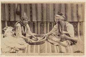 Types algériens. Mauresques préparant le taham (Image de propagande coloniale)