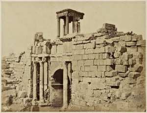 Arc de triomphe de Caracalla, pris de côté, hors la ville. (Tebessa) (Image de propagande coloniale)
