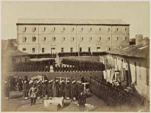 Casbah de Bône. Condamnés aux fers et garde montante (Image de propagande coloniale)