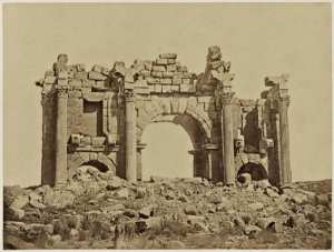 Arc de triomphe, partie est (Thamgas) (Image de propagande coloniale)