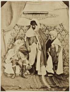 El Gueblouti ben Tahar, Ouled Risquy, Kaîd des Ouled Mia - Si Brahim ben Mansour Ouled Risquy, Kaïd des Ouled Bechiam - Le jeune Ali Chebbi ben Ahmed Salah Ouled Riquy, fils de l'ancien Kaïd des Hanencha (cercle de Souk-Harras) (Image de propagande coloniale)