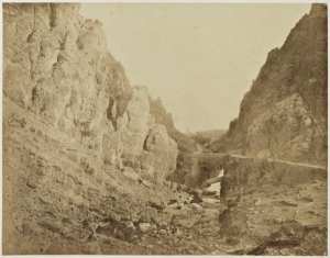 Gorge d'El Kantara et pont romain. Entrée du désert. (vue prise en arrivant de Bathna) (Image de propagande coloniale)