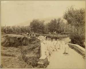 Tlemcen. Femmes revenant du cimetière (Image de propagande coloniale)