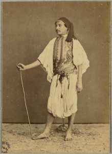 [Homme en costume] (Image de propagande coloniale)