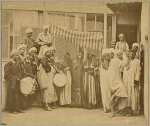 [Groupe de musiciens et de femmes] (Image de propagande coloniale)