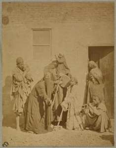 [Groupe de musiciens et de femmes] (Image de propagande coloniale)