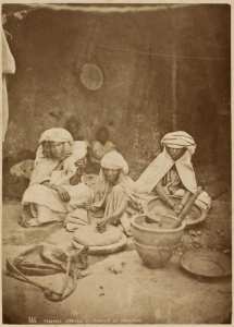 Femmes arabes préparant le couscous (Image de propagande coloniale)