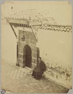 [Homme assis à coté d'une porte] (Image de propagande coloniale)