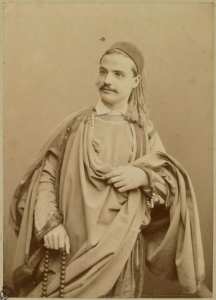 [Européen en costume orientalisant] (Image de propagande coloniale)