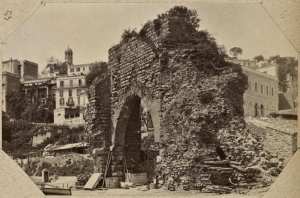 [Porte sarrazine de Bougie : Bab-el-Babar] (Image de propagande coloniale)