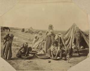 [Campement avec femmes, enfants dans la région de Biskra : préparation du repas] (Image de propagande coloniale)