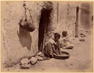 Sahara algérien. Négresse pétrissant la galette dans la guessâa (Image de propagande coloniale)