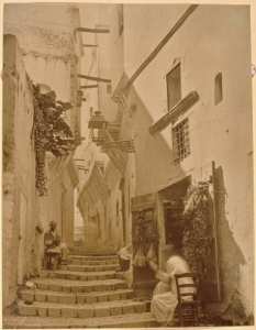 Photographie d'Algérie. Province d'Alger. [Une rue de la Casbah] (Image de propagande coloniale)
