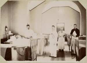 Hôpital militaire d'El Aricha. A l'heure de la visite (Image de propagande coloniale)