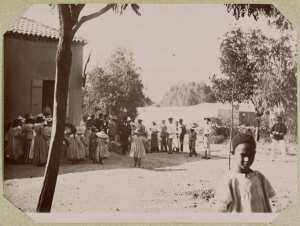 M. Etienne à Ammi-Moussa, sortie de la réunion publique (Image de propagande coloniale)