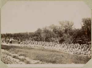 Une compagnie de zouaves rentrant de la manoeuvre (Image de propagande coloniale)