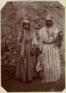 [Femme et fillette en costume] (Image de propagande coloniale)