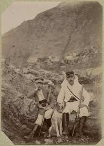 Algérie, [Deux militaires de l'hôpital militaire d'El Aricha du retour de la chasse] (Image de propagande coloniale)