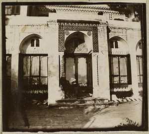 Kermoor. 1922 à 1933 [Jules Meyer lisant un journal] (Image de propagande coloniale)