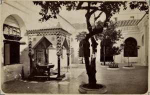 Alger. Cour de la mosquée Djamâ el-Kébir (Image de propagande coloniale)