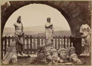 [Musée lapidaire dans le praetorium] (Image de propagande coloniale)