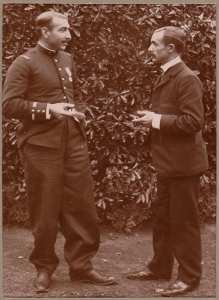 [Un officier et un civil ] Toulouse. Décembre 1902. Martin [Légende et signature au dos] (Image de propagande coloniale)