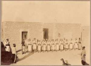 Dt [détachement] de la 1ère compagnie de tirailleurs algériens à Hassi-Inifel [étape de la mission Flamand] (Image de propagande coloniale)