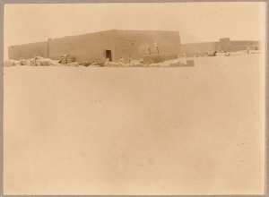 La manutention à In-Salah [fort] (1900) [séjour de la colonne du Tidikelt du lieutenant-colonel d'Eu 7-8 avril : aménagement du casernement pour la garnison d'été] (Image de propagande coloniale)