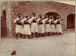 Au gymnase [Tirailleurs sahariens à l'exercice lors d'une étape de la mission Flamand] (Image de propagande coloniale)