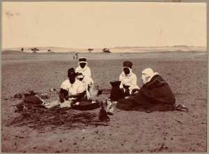 Sahariens preparant leur repas (Image de propagande coloniale)