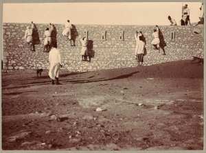Escalade des murs à Hassi-Inifel [Tirailleurs sahariens à l'exercice lors d'une étape de la mission Flamand] (Image de propagande coloniale)
