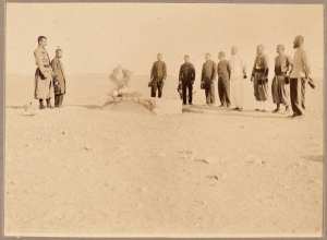 Devant la tombe d'un français le [2 novembre '] 1898 à Inifel (Image de propagande coloniale)