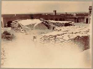 El Goléa. Les subsistances militaires [à l'intérieur du bordj'] [Point final de la colonne du Tidikelt du commandant d'Eu : séjour du 14 au 17 mai 1900'] (Image de propagande coloniale)