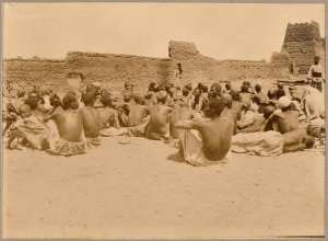 Prisonniers après le combat d'In-Rhar [19 mars 1900]. (Image de propagande coloniale)