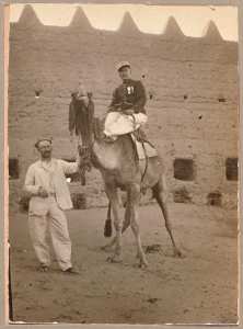 [Légende au dos du cliché :] Moi [capitaine Germain], Gugusse et le postier d'In-Salah [Signé  Germain ] (Image de propagande coloniale)