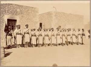 Devant le fort d'Inifel [Tirailleurs sahariens lors d'une étape de la mission Flamand'] (Image de propagande coloniale)