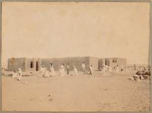 Construction du bordj à Adrar (Image de propagande coloniale)
