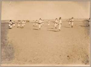 Tirailleurs sahariens à l'exercice (Inifel) [lors d'une étape de la mission Flamand] (Image de propagande coloniale)