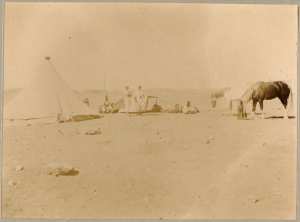 Le colonel d'Eu [commandant la colonne] et le lieutenant Gaspard Isnard [actif au combat d'In Rhar]. Colonne de Tidikelt. 1900 (Image de propagande coloniale)