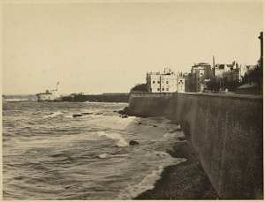 [Alger]. Boulevard Amiral-Pierre. Phare. Poudrière et bastion recouverts après l'explosion. Phare, jetée Kher-ed-din. Pâté de maisons de la rue du 14 juin et de la rue des Lotophages. Jardin du général commandant l'artillerie. (Image de propagande coloniale)