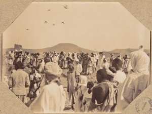 Béni-Abbès 1902. La fête de l'Aïd-el-Kébir. Les indigènes arrivent pour exécuter la fantasia (Image de propagande coloniale)