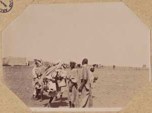 Béni-Abbès 1902. Danseurs indigènes devant la redoute (Image de propagande coloniale)
